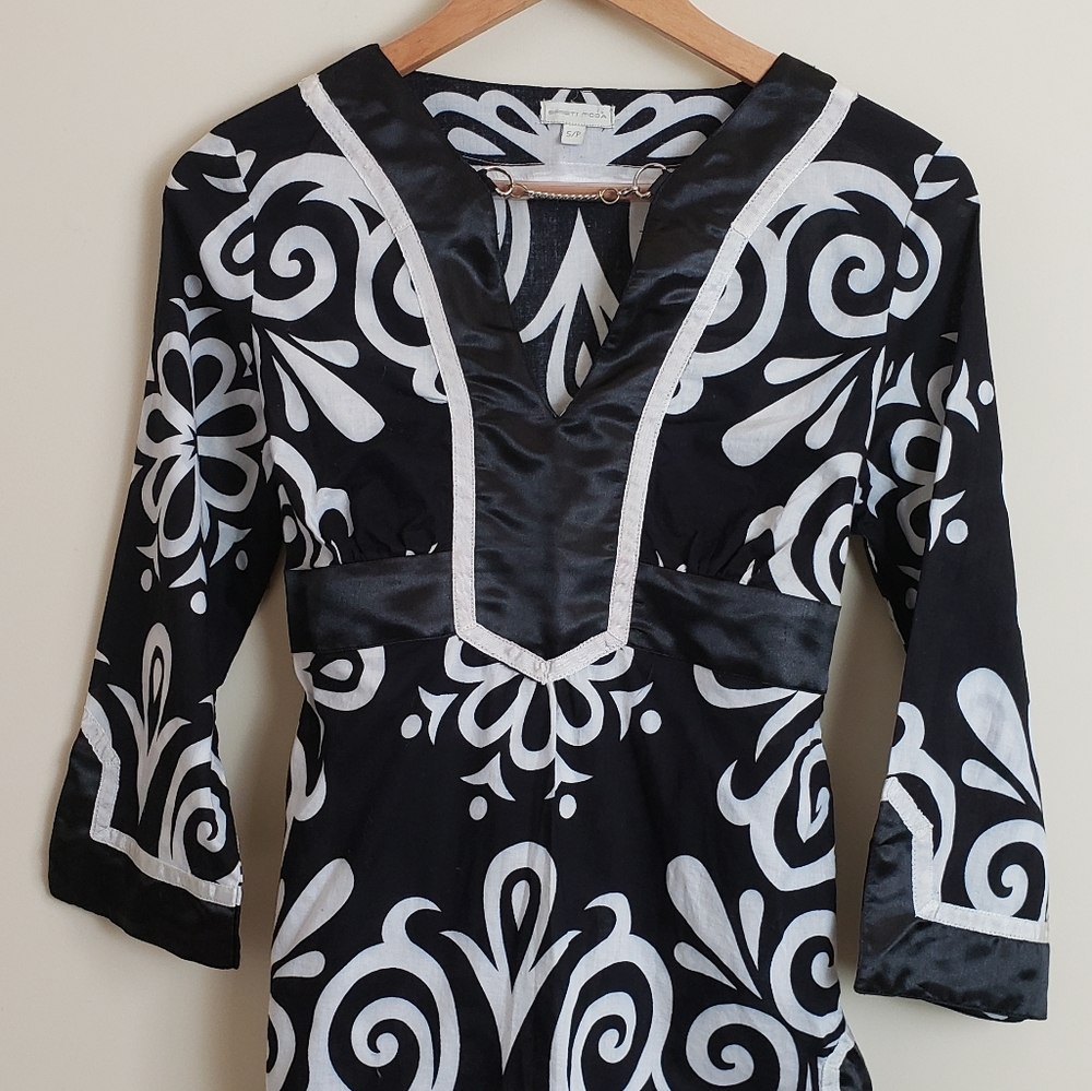 V-Neck 3/4 Sleeve Tunic Black White SP Petite Top